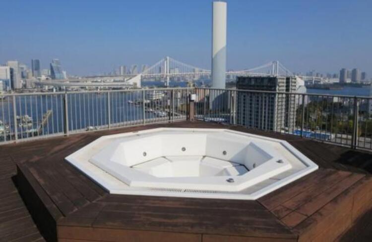 その他 居住者専用のリラクゼーション温水プール