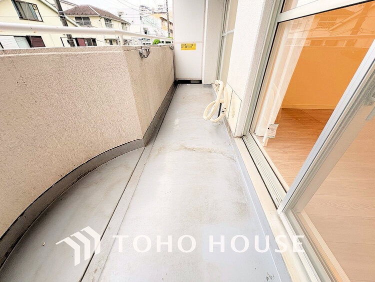 バルコニー 日当たりの良いバルコニーで晴れの日の洗濯物も楽しみになりますね