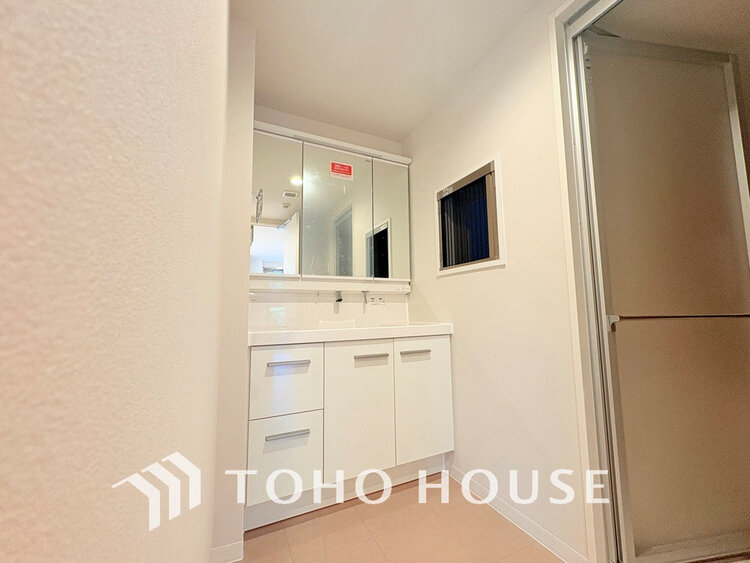 洗面 白を基調とした清潔感のある洗面室で朝の身支度を