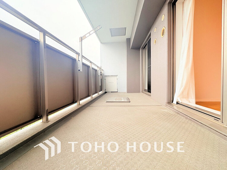 バルコニー 日当たりの良いバルコニーで晴れの日の洗濯物も楽しみになりますね