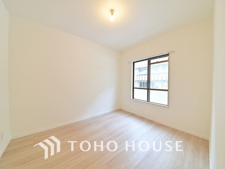 内装 採光もある洋室は、くつろぎのひと時を過ごすのにぴったり