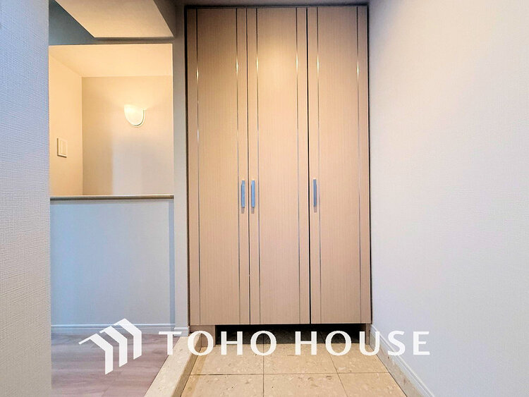 玄関 落ち着いた雰囲気の玄関、家族の帰りを暖かく迎えてくれます