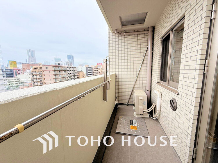 バルコニー 日当たりの良いバルコニーで晴れの日の洗濯物も楽しみになりますね