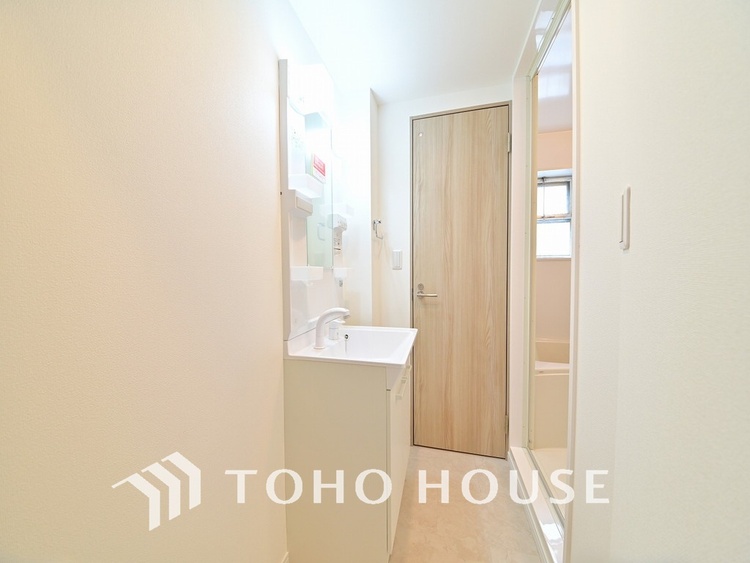 洗面 白を基調とした清潔感のある洗面室で朝の身支度を