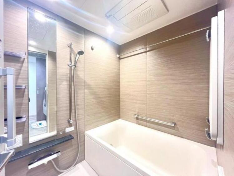 風呂 清潔感のあるバスルーム。高級感のあるデザインが魅力です。