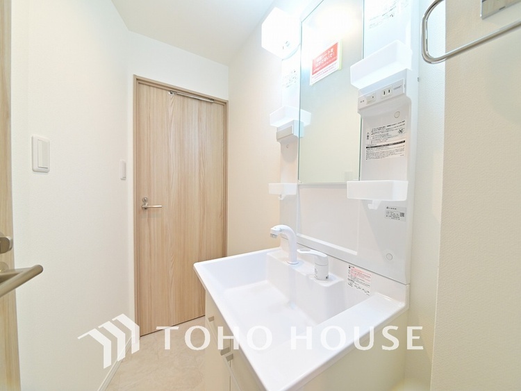 洗面 落ち着きのある色合いでまとめられた洗面室