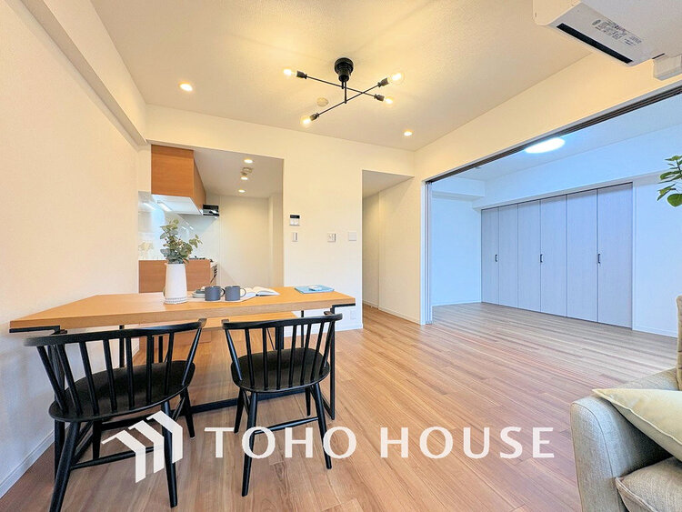 内装 広がりのある住空間、家族が集まるリビング・ダイニング