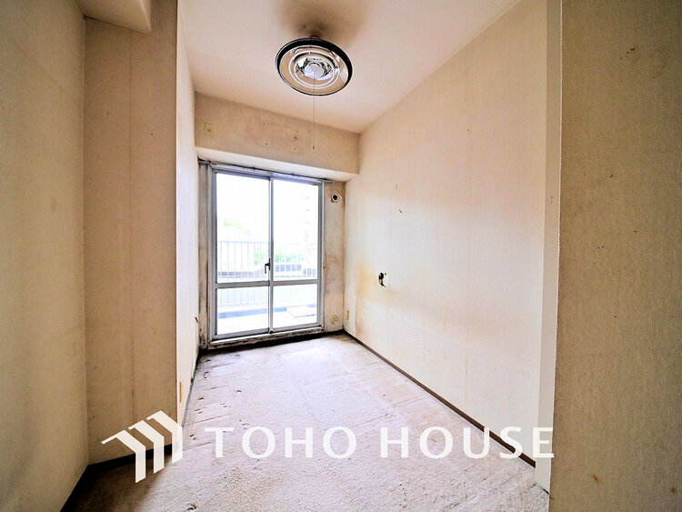 内装 採光もある洋室は、くつろぎのひと時を過ごすのにぴったり(リフォーム前)