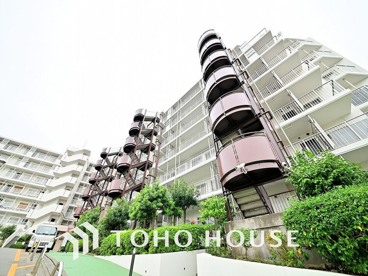 外観 〜大切なペットと暮らせるリノベーション住戸〜2面バルコニー・南向きにつき陽当り・通風良好〜