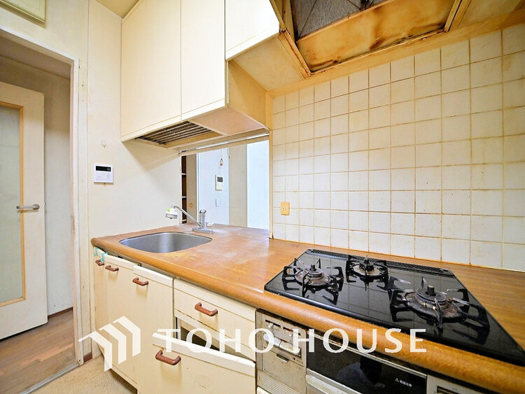 キッチン 落ち着きのあるカラーで統一されたキッチン(リフォーム前)