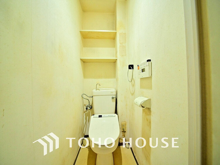 トイレ 白いクロスにより清潔感のあるトイレ(リフォーム前)