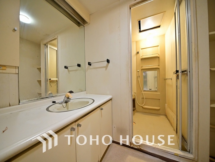 洗面 白を基調とした清潔感のある洗面室で朝の身支度を(リフォーム前)