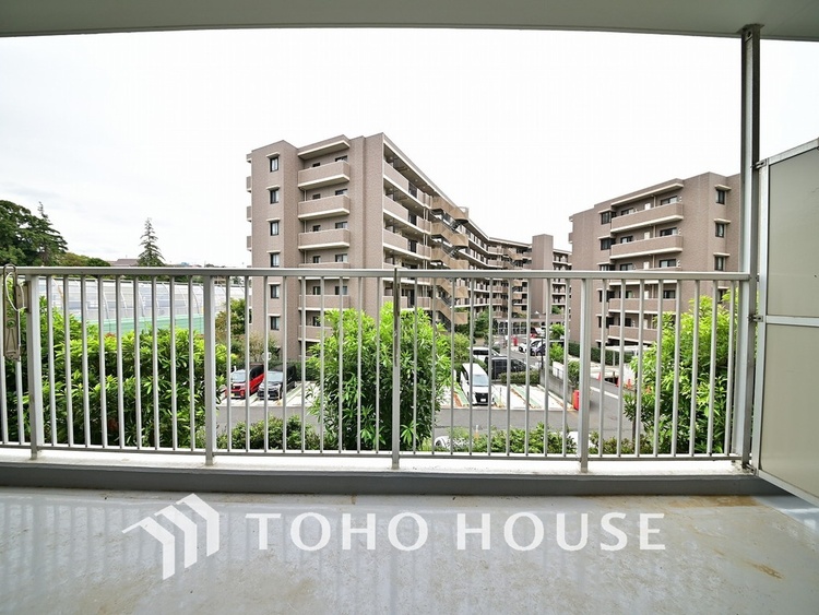 バルコニー 日当たりの良いバルコニーで晴れの日の洗濯物も楽しみになりますね