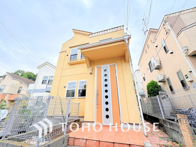 外観 〜閑静な住宅街に佇む2階建て住戸〜全居室南西向きのため陽当り良好〜新規リフォーム済〜