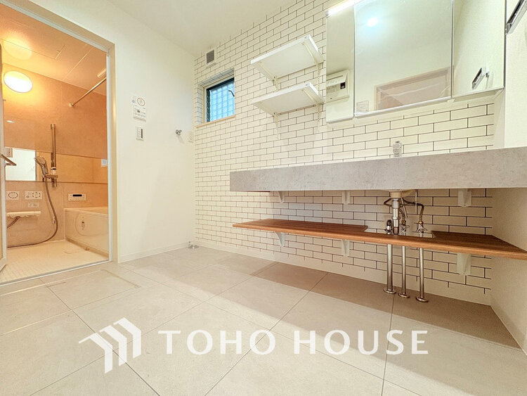 洗面 広々とした洗面スペースで朝の身支度を