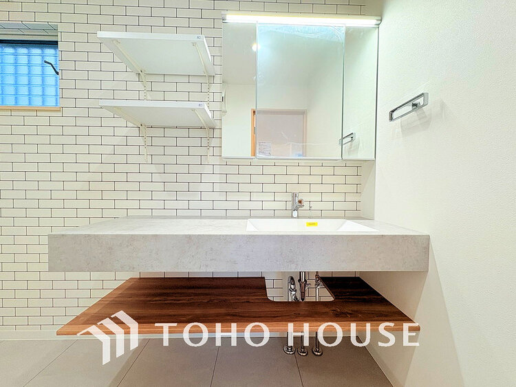 洗面 落ち着きのある色合いでまとめられた洗面室