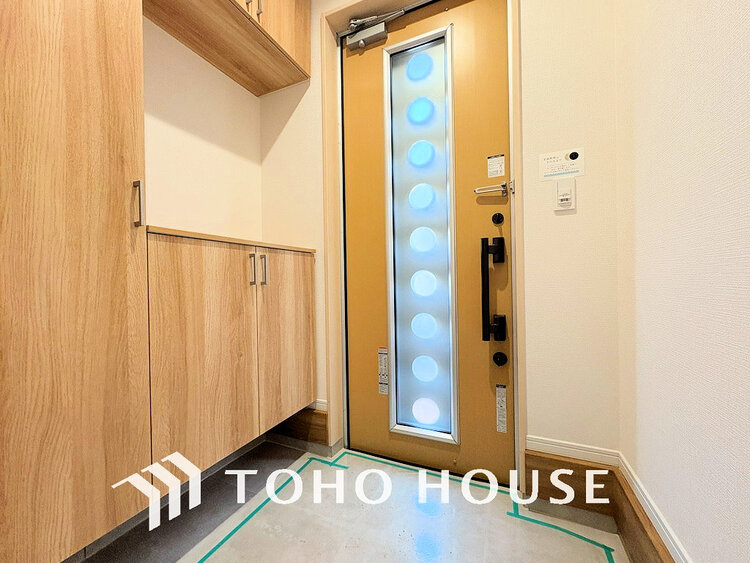 玄関 飾リ過ぎないシンプルな内装と偏り過ぎないデザインの玄関