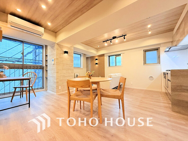 内装 広がりのある住空間、家族が集まるリビング・ダイニング