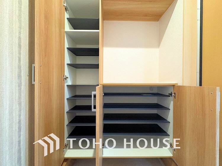 玄関 天井まである玄関収納はご家族分の履物も余裕で収納可能