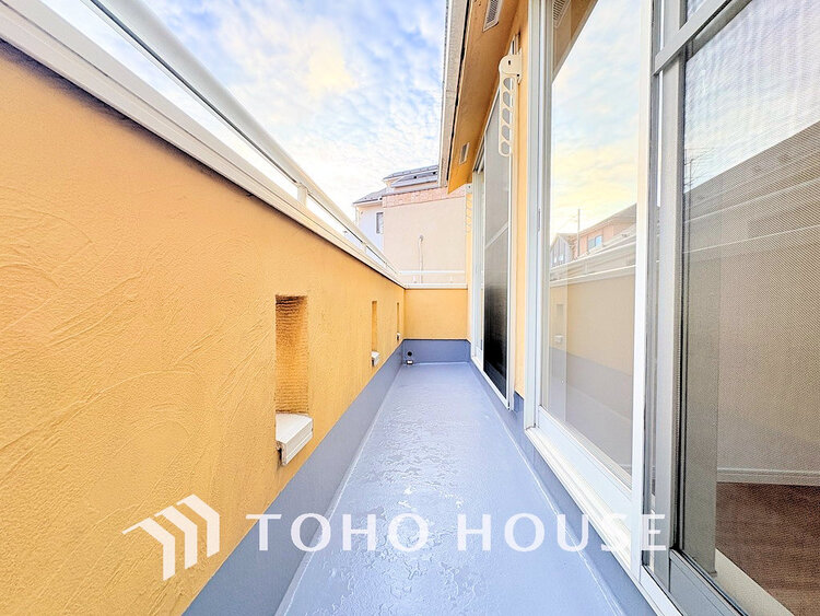 バルコニー 日当たりの良いバルコニーで晴れの日の洗濯物も楽しみになりますね