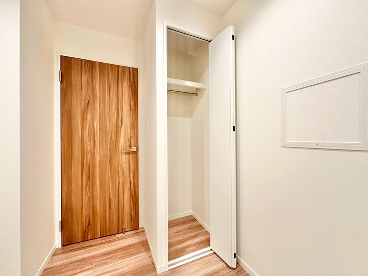 収納 家電やスーツケース、ストック品など何でも片付く嬉しい空間です。