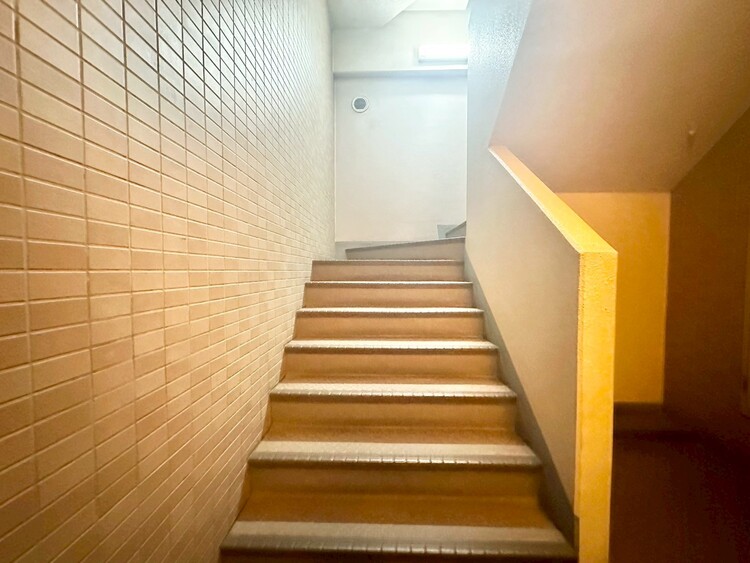 設備 共用部の階段です。明るく清潔に管理されています。