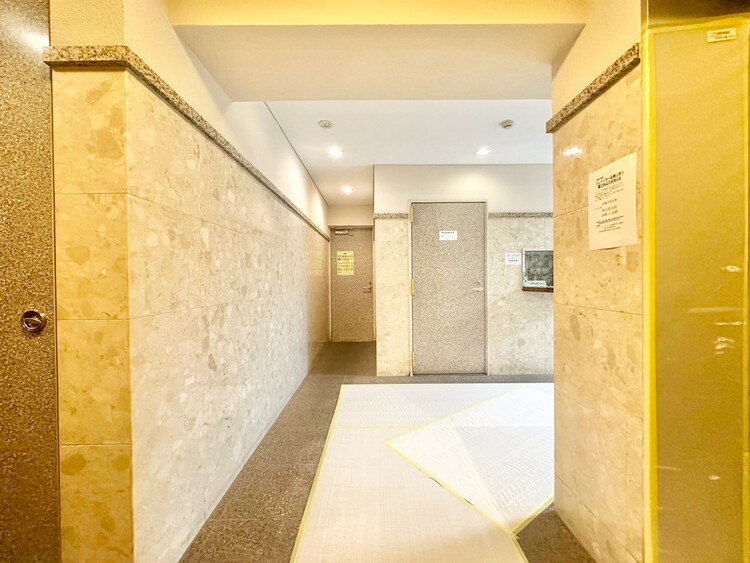 エントランス 綺麗に整備されており、行き届いた管理体制をうかがわせます。