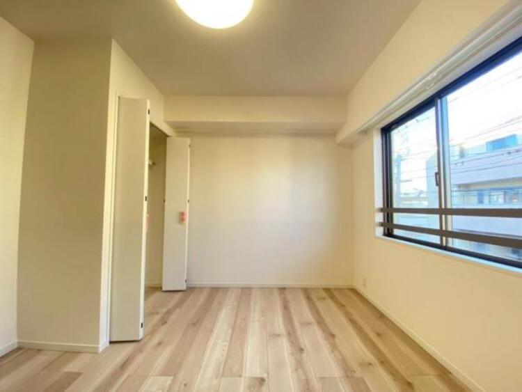 内装 窓から注がれる光で家族とのコミュニケーションも明るくなりそうな居室です。