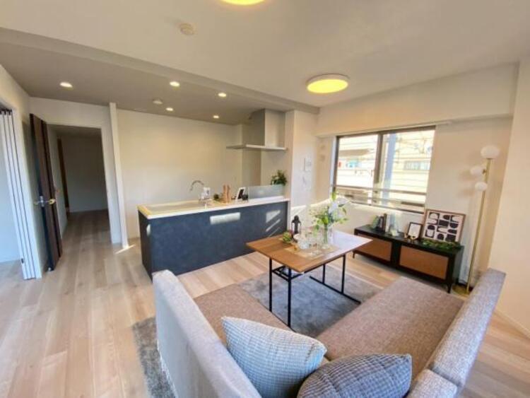 居間 【家具・小物（調度品）は販売価格に含まれません】落ち着いた色合いの内装で、居心地の良い空間を演出。