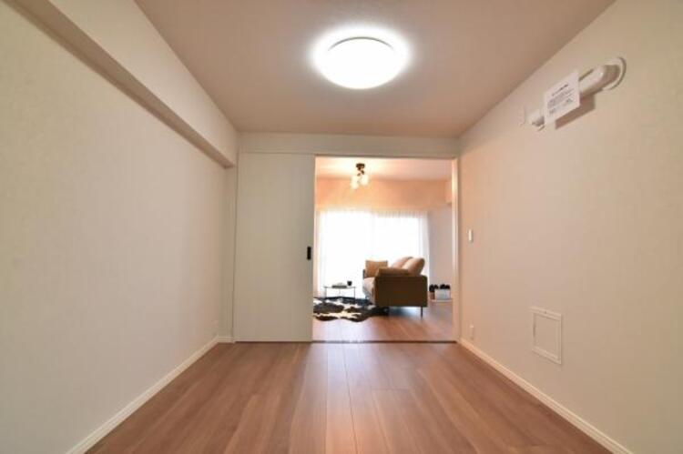 内装 続き間の洋室はお子様を遊ばせるスペースとしても重宝します。ライフスタイルの変化にも対応しやすい間取り設計にしました。