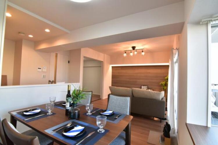 居間 （配置してある家具はディスプレイ用になります）くつろげるリビングは話に夢中になりすぎて、ついつい時間を忘れてしまう。そんな束の間の幸せを感じさせてくれる場所です。