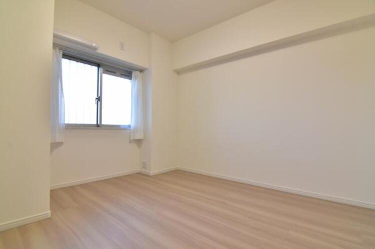 内装 家族個々の安らぎの空間。誰もが好みで飾れるシンプルな室内に仕上げてあります。