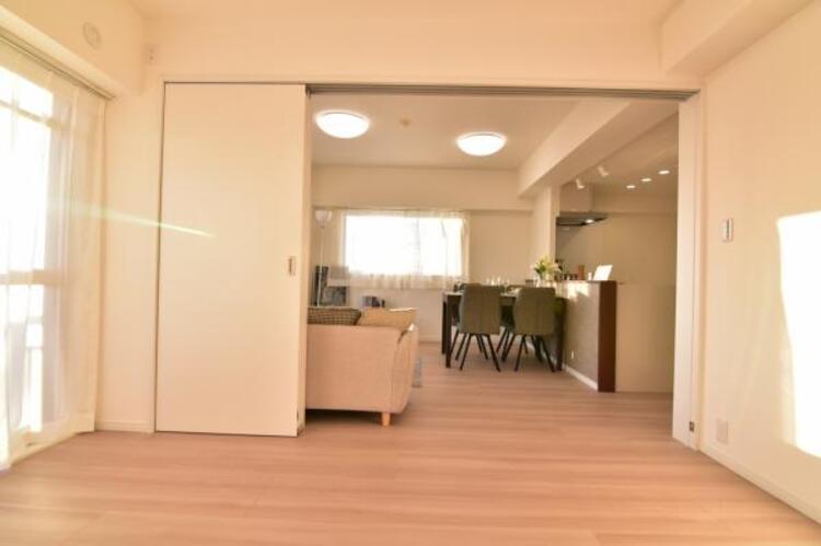 内装 LDKに隣接する洋室を開放して19帖の大空間として利用可能です。