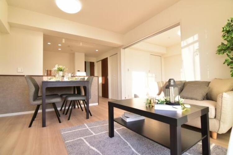 居間 （配置してある家具はディスプレイ用になります）くつろげるリビングは話に夢中になりすぎて時間を忘れてしまう。そんな束の間の幸せを感じられる空間です。