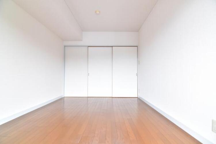 内装 大型のベッドも配置可能な主寝室です。広い空間で睡眠がとれるため、日々の疲れも癒されます。 