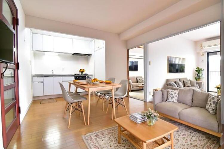 居間 リビング（配置してある家具はCGによるイメージです）くつろげるダイニングキッチンは話に夢中になりすぎて時間を忘れてしまう。そんな束の間の幸せを感じられる空間です。