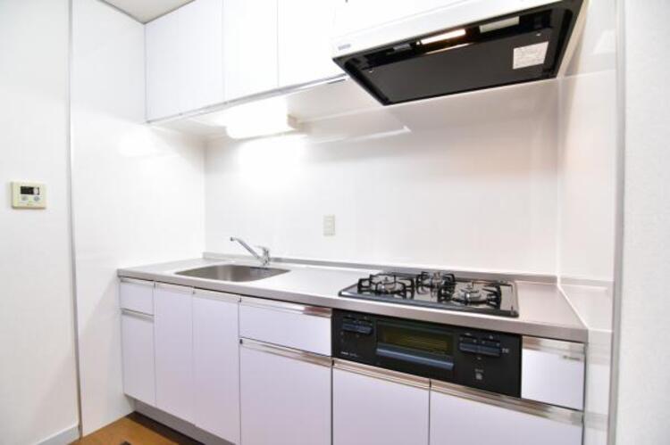 キッチン キッチンは毎日使う場所だから、忙しいときでも使いやすく、いつもキレイに保ちたい。等身大のわが家らしい、ぴったりのキッチン。 