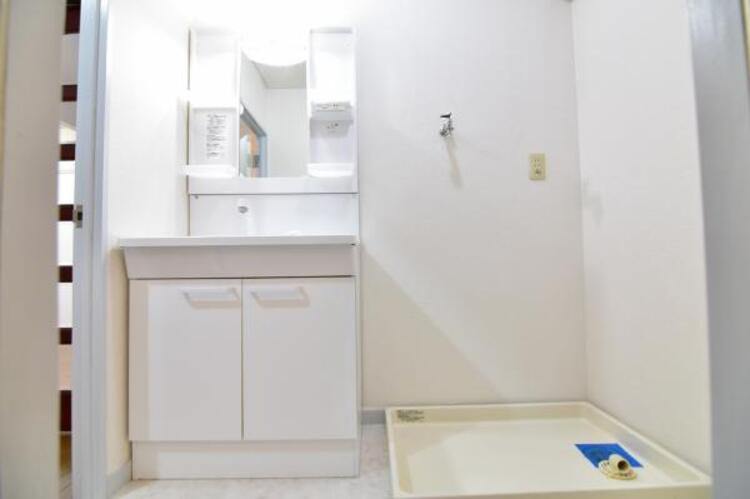 洗面 ランドリースペースはしっかりと広さを確保。清潔感のあるカラーで統一されています。 