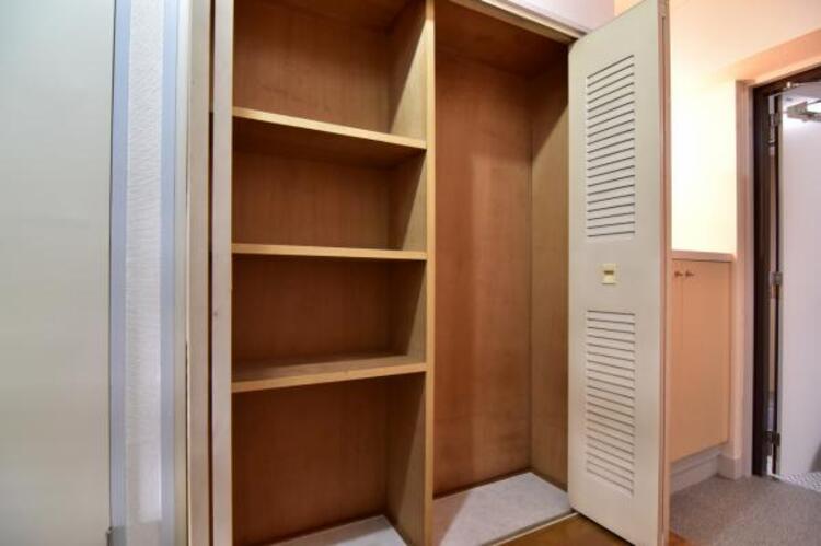 収納 玄関ホールの空間を効率的に利用し収納スペースを確保。一日の始まりと終わりを美しく演出します。 