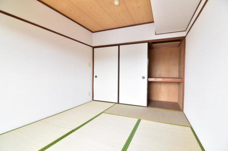 収納 和室の押し入れは奥行きがあるので、お子様のオモチャはもちろん、趣味のお荷物も十分収納が可能です。日常で使わないものや食料のストックにも重宝します。 