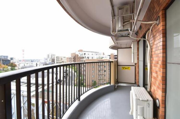 バルコニー 使い易いバルコニー。やわらかな陽射し・心地よい風。どこまでも広がる空の下、限りない開放感を味わえる空間です。 