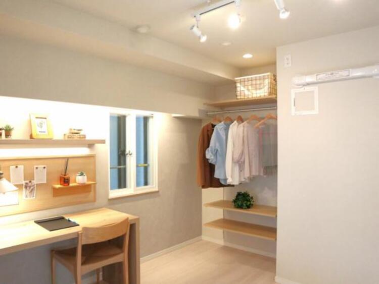 内装 洋室5.1帖　家族個々の安らぎの空間。誰もが好みで飾れるシンプルな室内に仕上げてあります。