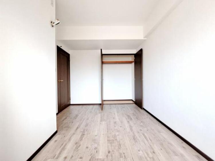 内装 洋室5.6帖　居室には収納スペースが豊富なため、シンプルですっきりとした暮らしが実現できます。