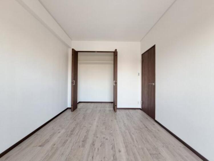 内装 洋室6帖　日々の疲れを癒してくれる主寝室。自由度が高いので家具のレイアウトでお好みの空間を創りだせます。