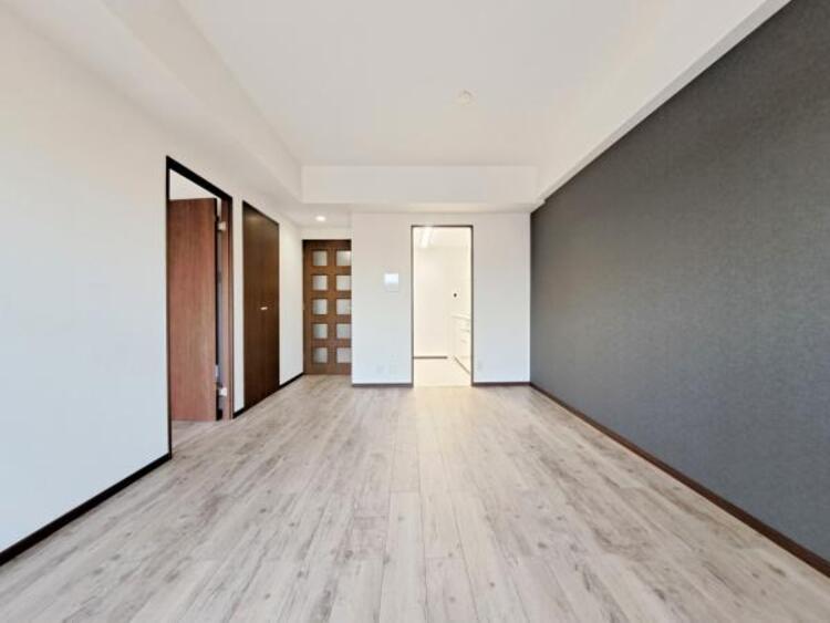 居間 LD約9帖　落ち着きのあるリビングです。お友達が遊びに来た時にも使えますし、ちょっと疲れた時にお昼寝できるのも嬉しいですね。