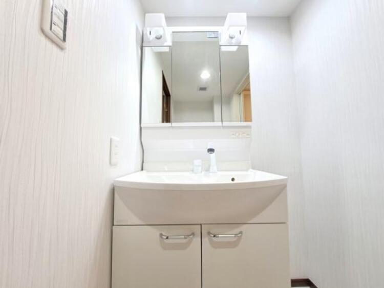 洗面 三面鏡の裏は機能的な収納を配置。コンセントも付いているため電動シェーバーや電動歯ブラシも収納できます。