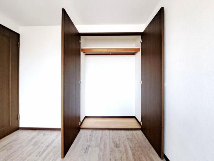収納 クローゼットには棚やハンガーパイプが備えられているので、大切なお洋服にしわを付けずにそのまましまうことが出来ます。