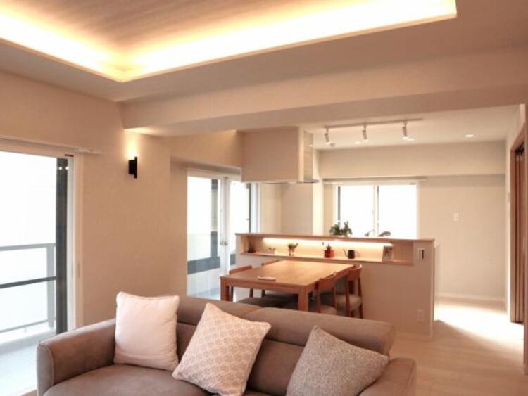 居間 LDK16.9帖　くつろげるリビングは話に夢中になりすぎて、ついつい時間を忘れてしまう。そんな束の間の幸せを感じさせてくれる場所です（エアコン付き）