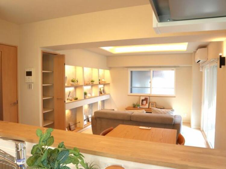 居間 LDK16.9帖　落ち着きのあるリビングです。お友達が遊びに来た時にも使えますし、ちょっと疲れた時にお昼寝できるのも嬉しいですね。（エアコン付き）