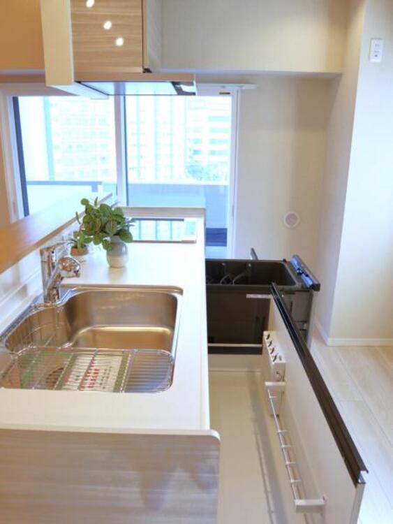 キッチン 広々とした対面式キッチンスペース。食洗機と浄水器が付き、収納力もあるキッチンはお料理が捗ります。